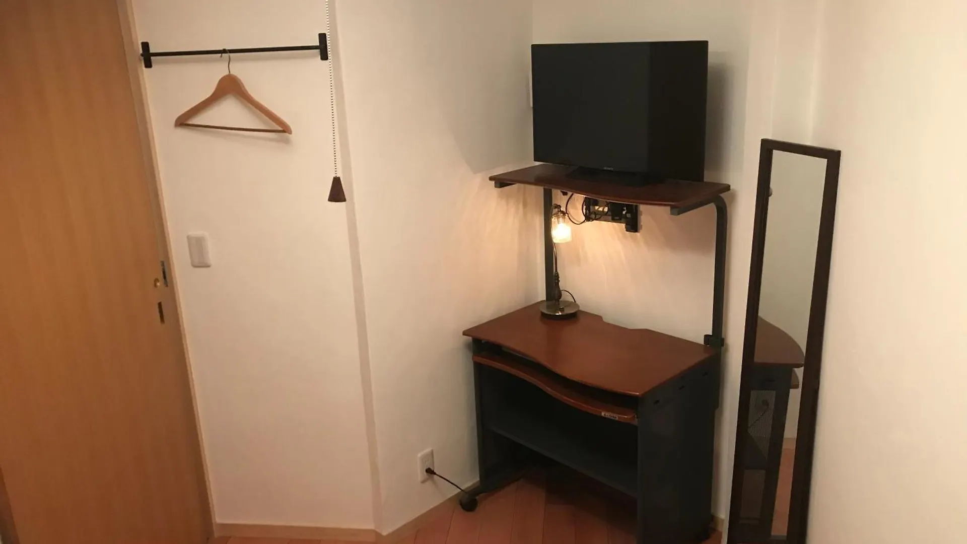 木と漆喰のモダンな部屋 Apartment Tokyo 0*,