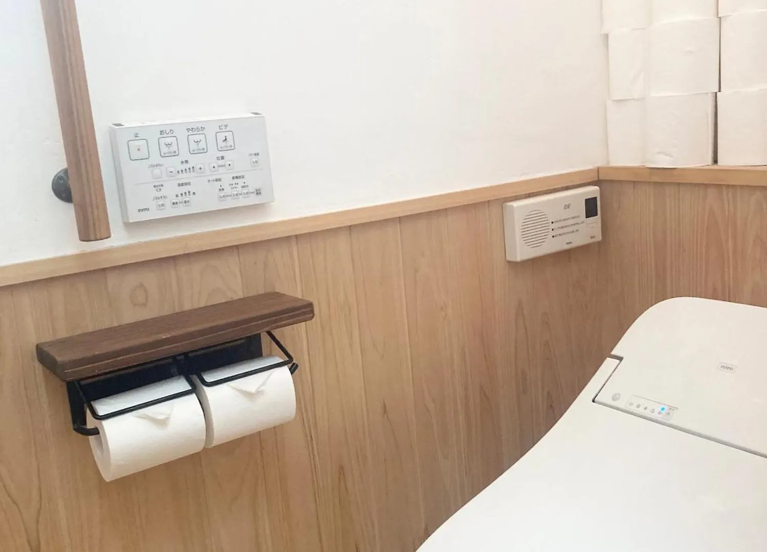 木と漆喰のモダンな部屋 Apartment Tokyo