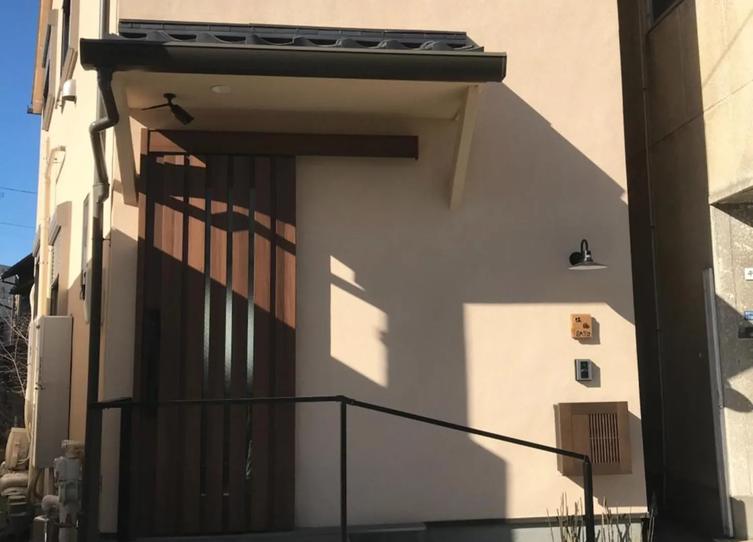 דירות טוקיו 木と漆喰のモダンな部屋