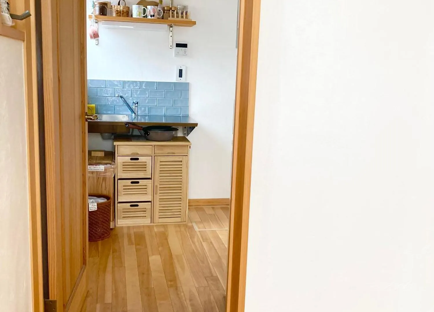 דירות טוקיו 木と漆喰のモダンな部屋